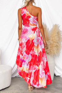 Robe longue d'été plissée imprimé rouge et rose, drapé sur une épaule, dos dégagé.