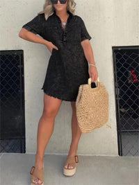 Robe-chemise Zita noire à encolure boutonnée, manches courtes, ourlet effiloché
