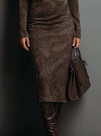 Robe midi en daim café, manches longues, surpiqûres avant et couture centrale, coupe ajustée