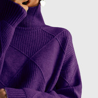 Col roulé en maille violette à motif géométrique, vue rapprochée du buste
