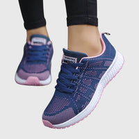 Chaussures orthopédiques bleu nuit à lacets, tige textile à motifs, semelle blanche crantée.
