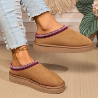 Chaussons douillets marron clair à bord rouge tressé, semelle épaisse