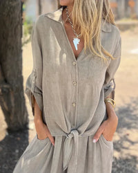Ensemble deux pièces beige : chemise boutonnée col en V et nœud à la taille
