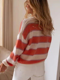 Pull rayé orange et blanc, col rond côtelé, manches longues, vue de dos partielle