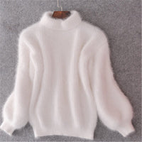 Pull ample en laine tricotée blanc cassé, col montant, manches longues, maille duveteuse.