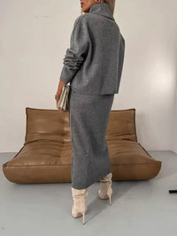 Ensemble assorti en maille gris : robe longue et veste encolure haute, vue de dos