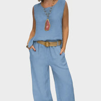 Ensemble deux pièces bohème Paloma™ bleu clair : haut sans manches, pantalon ample, ceinture.
