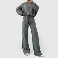 Ensemble pull et pantalon gris, fermeture zippée, bas ample et cordon de serrage.