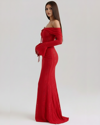 Robe rouge longue près du corps, épaules dénudées, manches dentelle, nœuds au dos.