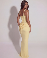 Robe longue jaune vue de dos, bretelles croisées et laçage au dos, taille froncée