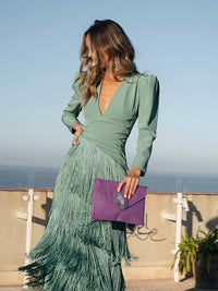 Robe à franges vert sauge, manches longues, encolure en V, bas frangé