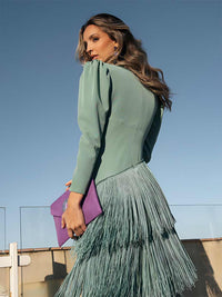 Robe à franges vert sauge vue de dos, encolure en V, franges au bas