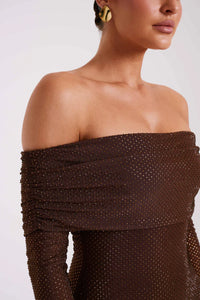 Robe off-shoulder marron foncé pailleté, gros plan sur le buste et les fronces