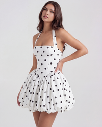 Robe blanche à pois noirs, bretelles fines, empiècement froncé et jupe en tulle bouffant