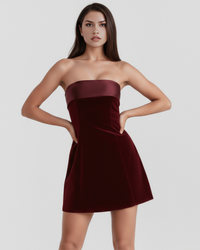 Robe courte bustier bordeaux avec bandeau et jupe évasée