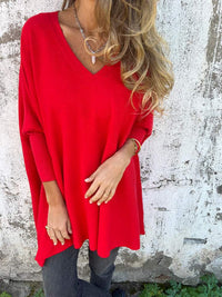 Pull léger col rond rouge, manches trois-quarts, coupe ample en maille douce.