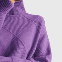 Pull col roulé violet à motif géométrique, gros plan sur le haut et l’encolure.