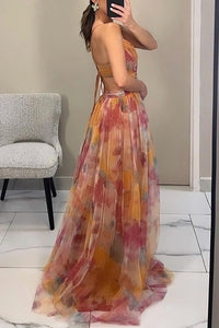 Robe longue multicolore orange et rose, vue de profil, bretelles fines, taille nouée.