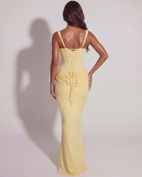 Robe longue jaune vue de dos, laçage vertical au dos, bretelles fines, coupe ajustée