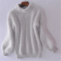 Pull ample en laine tricotée gris clair, col montant, manches longues, maille douce et épaisse.