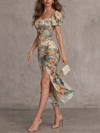 Robe midi fleurie rétro vert sauge, encolure carrée, manches bouffantes, ourlet volanté
