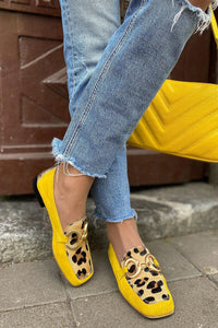 Mocassins Caia™ jaunes à imprimé léopard, détail boucle, semelle plate