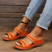 Sandales Filippa™ oranges à brides ajourées et semelle claire.