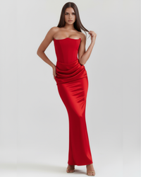 Robe Zelie rouge sans bretelles, corset galbé et drapé en plis autour de la taille