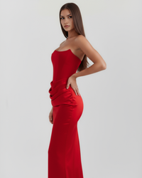 Robe Zelie rouge sans bretelles, drapé froncé sur le côté et jupe longue
