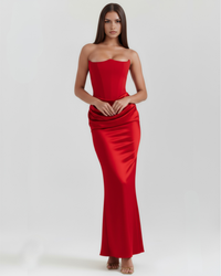 Robe Zelie rouge sans bretelles, corsage lisse et drapé froncé à la hanche
