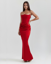 Robe Zelie rouge sans bretelles, jupe longue près du corps et drapé froncé à la taille