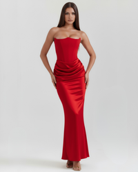 Robe Zelie rouge sans bretelles, corset ajusté et drapé froncé sur le devant