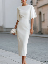 Robe midi blanche ajustée, encolure bateau, manches courtes, ceinture marquée.
