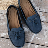 Mocassins orthopédiques en daim bleu marine, vue de dessus, lacets noués et coutures.