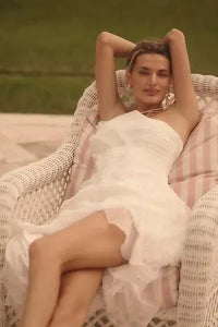 Robe à volants blanche avec volants superposés et encolure dégagée