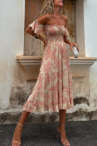 Robe midi rose à épaules froncées, encolure bardot et volants