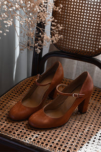 Escarpins marron en cuir à talon carré, brides avec boucle métallique