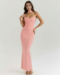 Robe longue moulante rose poudré, ajustée, encolure cœur, tissu plissé.