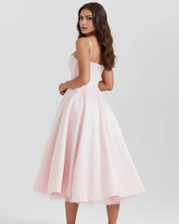 Robe midi rose poudré vue de dos, bretelles fines, jupe évasée