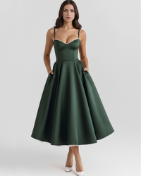 Robe évasée vert foncé à bretelles fines et corsage structuré, longueur midi.