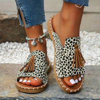Sandales orthopédiques à motifs léopard, brides tressées et pompon marron