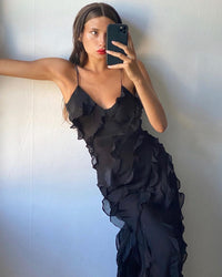 Robe longue à volants noire à fines bretelles, décolleté et volants superposés en cascade