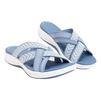 Sandales orthopédiques bleues à brides croisées motif chevrons et semelle blanche