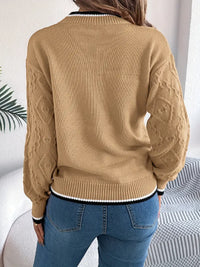Pull en tricot kaki texturé, encolure ronde avec bord rayé blanc/noir et manches longues