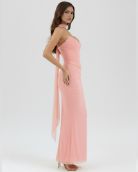 Robe longue rose poudré moulante, vue de côté, fente latérale.
