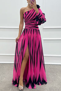 Robe longue plissée rayée rose et noir, fente sur le côté, volant sur l’épaule