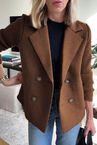 Blazer en maille croisé camel, col à revers, fermeture boutonnée.