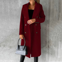 Manteau long en laine rouge bordeaux, col tailleur, boutons ton sur ton, poches plaquées.