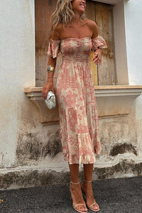 Robe midi rose à épaules froncées, imprimé ton sur ton