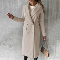 Manteau long en laine beige clair, col tailleur, boutons, poches plaquées, fente.